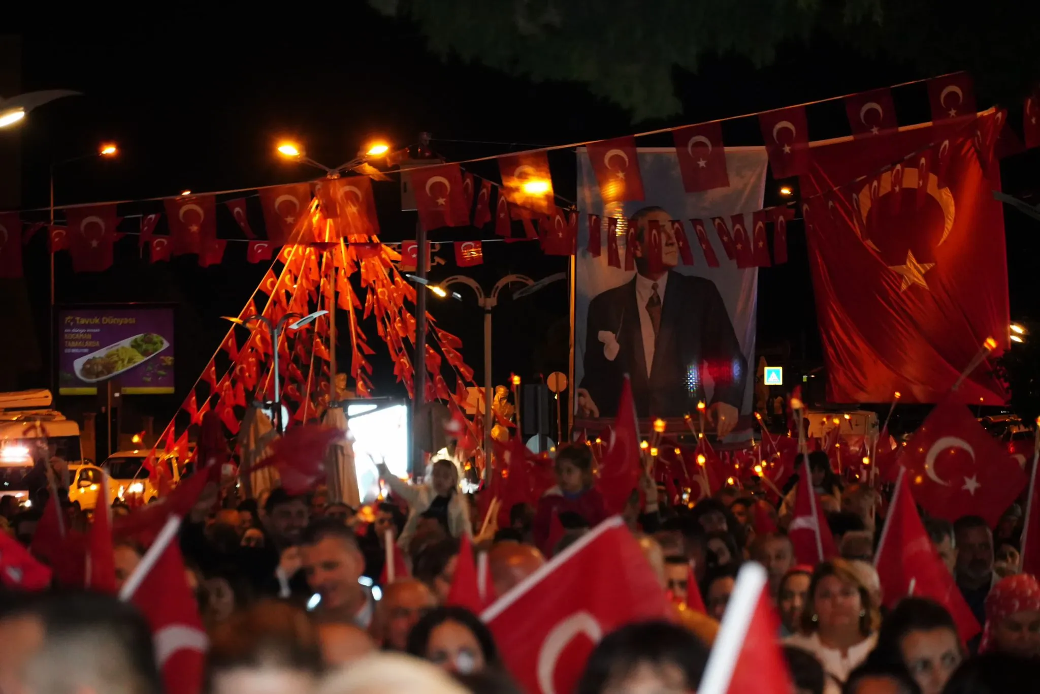 Çeşme'de 29 Ekim Cumhuriyet Bayramı coşkuyla kutlandı. Renkli kortej yürüyüşü, resmi tören ve Bülent Ortaçgil ile Birsen Tezer konserleriyle unutulmaz bir gün yaşandı.