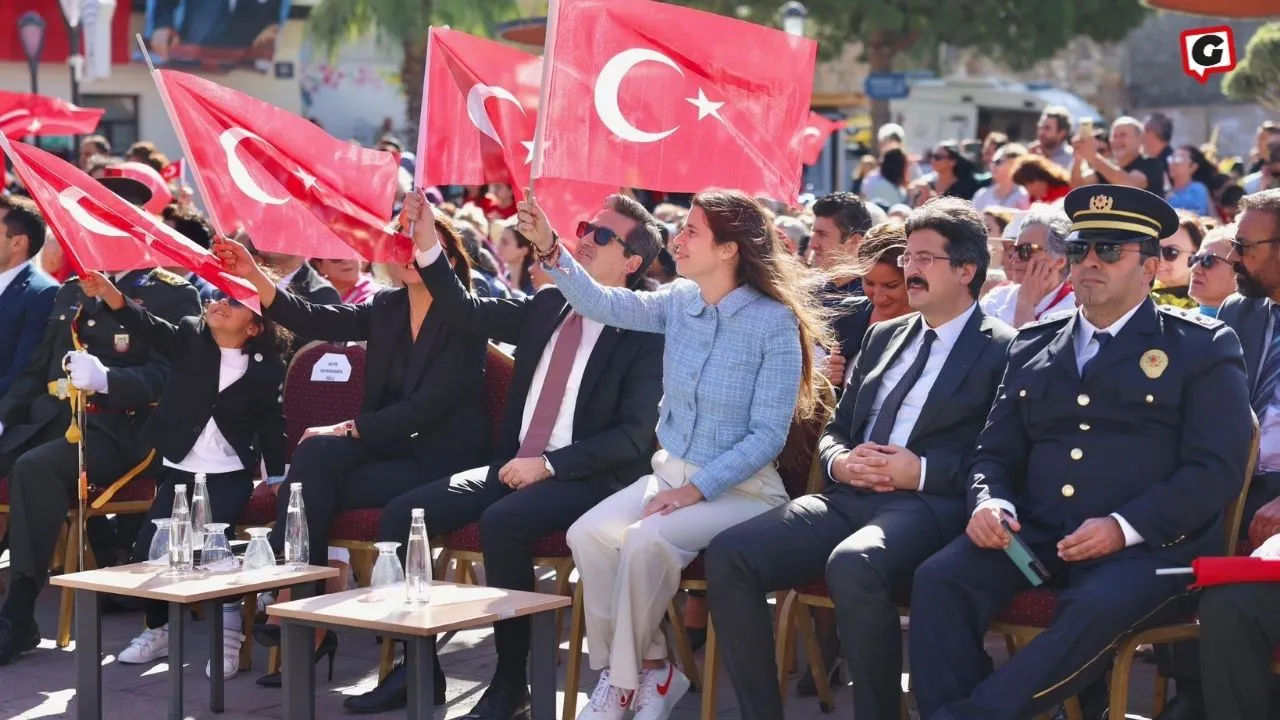 Çeşme'de Cumhuriyet Bayramı Korteji ve Konserlerle Kutlandı