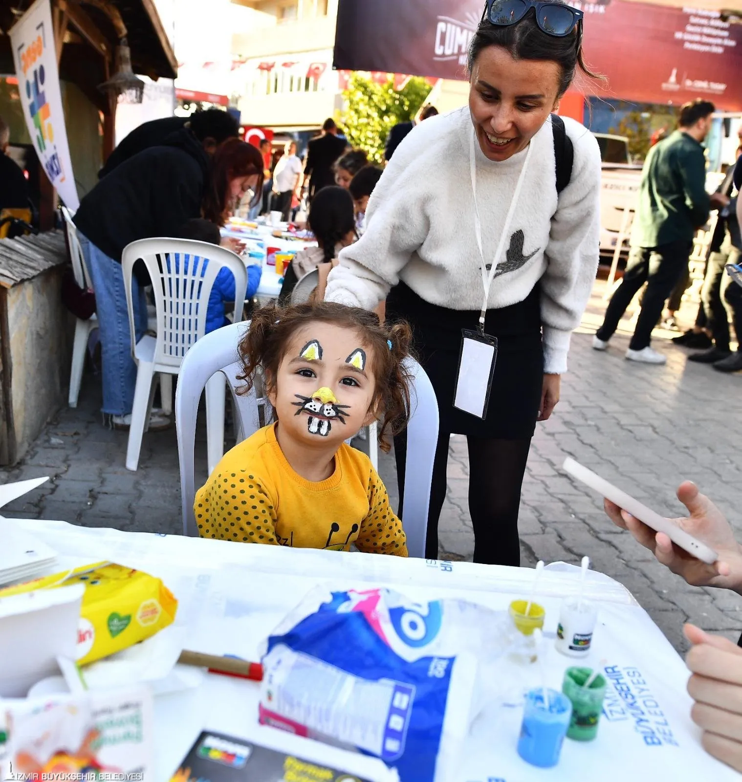 İzmir Büyükşehir Belediyesi’nin Cumhuriyet’in 101’inci yılına özel olarak düzenlediği “Cumhuriyet Her Yerde” etkinliği Seferihisar’ın Ulamış Mahallesi’nde büyük coşku ile kutlandı.