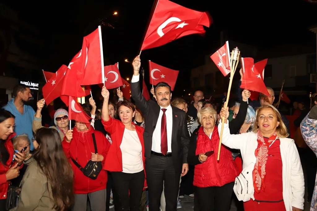 Dikili Belediyesi, 29 Ekim Cumhuriyet Bayramı'nı görkemli kutlamalarla karşıladı. Binlerce vatandaşın katıldığı kortej ve fener alayında coşku yaşandı. 