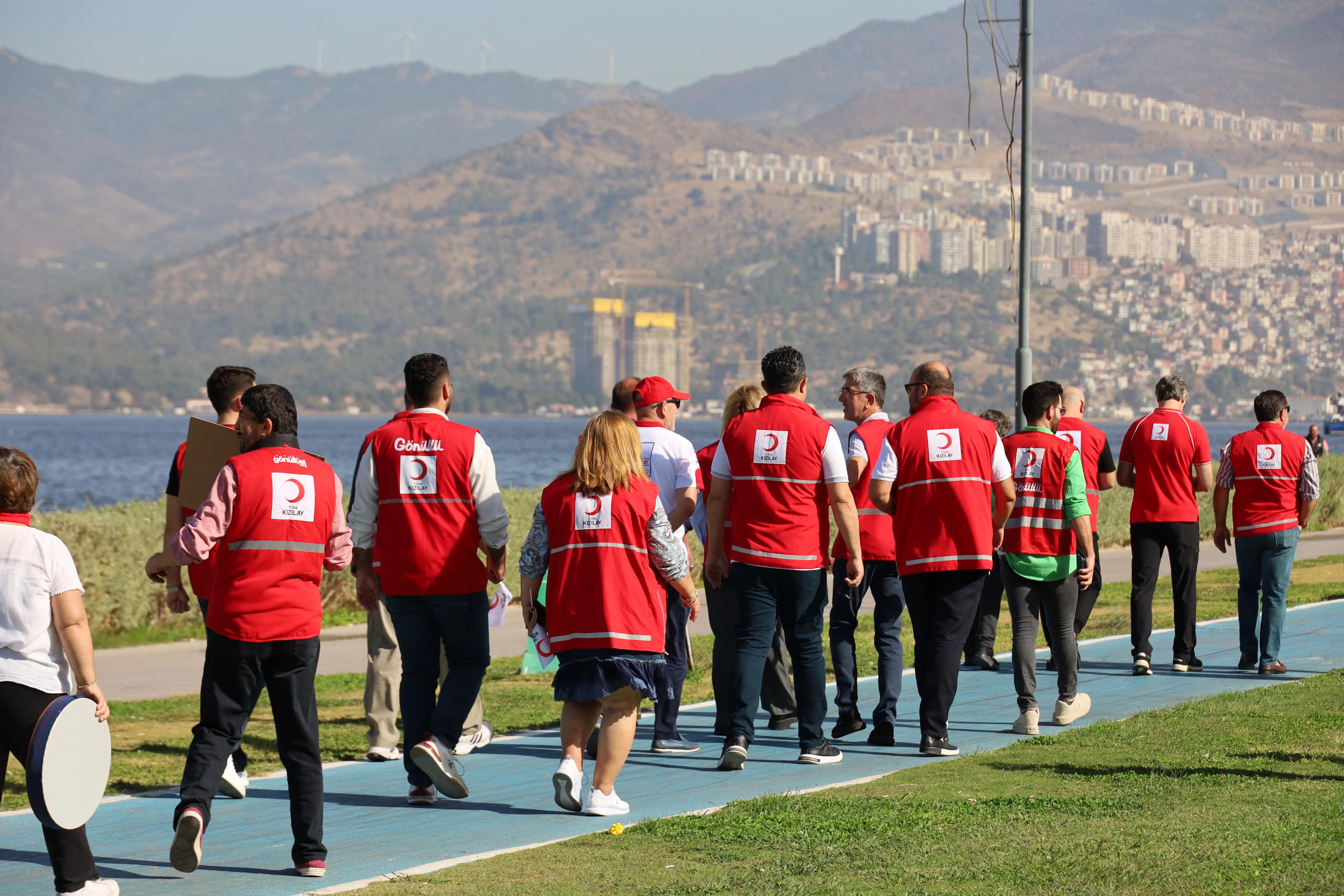 3-4 Ekim Dünya Yürüyüş Günü kapsamında Türk Kızılay İzmir İl Merkezi ve ilçe şubeleri, gönüllülerle birlikte yürüyüş düzenledi. 