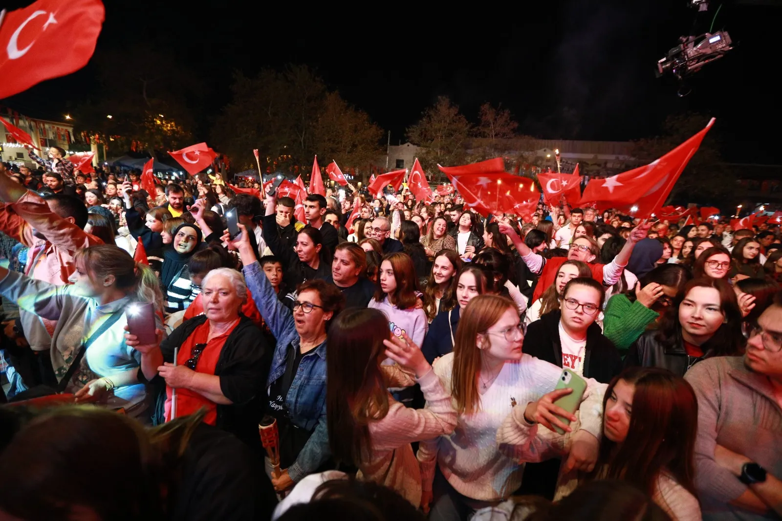 Efes Selçuk, Cumhuriyetin 101. yılını görkemli bir fener alayı ile kutladı. Belediye Başkanı Filiz Ceritoğlu Sengel'in yaptığı konuşmada Cumhuriyet değerlerine vurgu yaparken, halkın desteğini istedi.