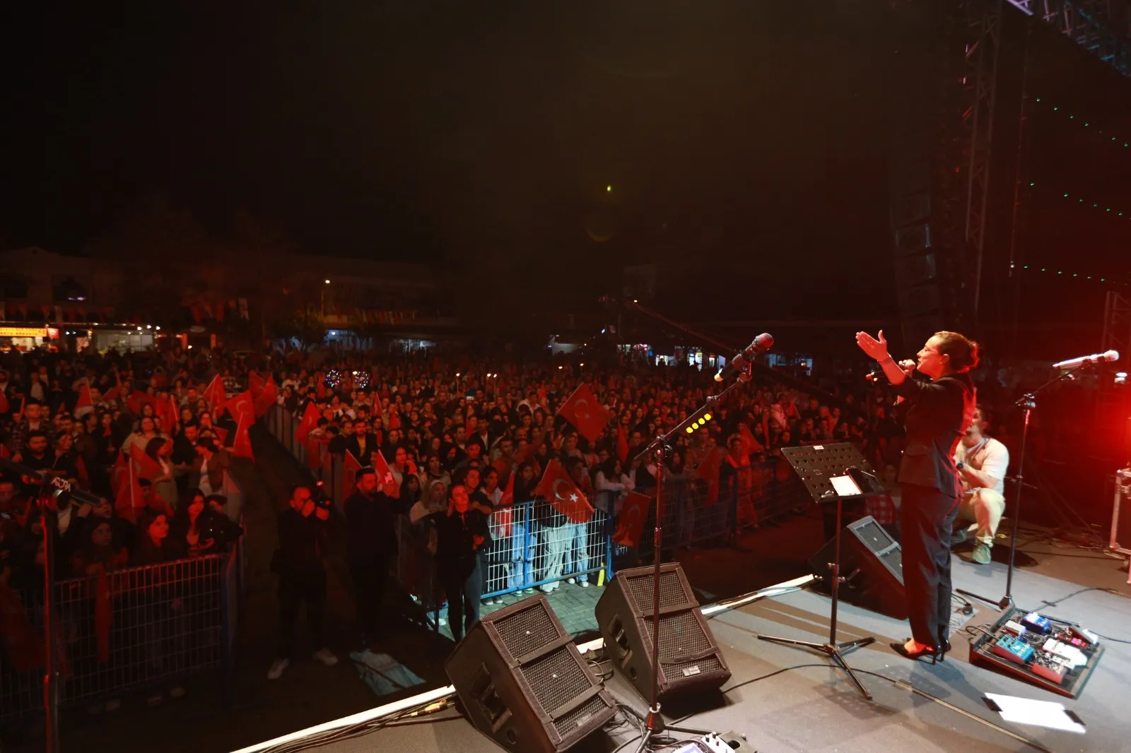 Efes Selçuk, Cumhuriyetin 101. yılını görkemli bir fener alayı ile kutladı. Belediye Başkanı Filiz Ceritoğlu Sengel'in yaptığı konuşmada Cumhuriyet değerlerine vurgu yaparken, halkın desteğini istedi.