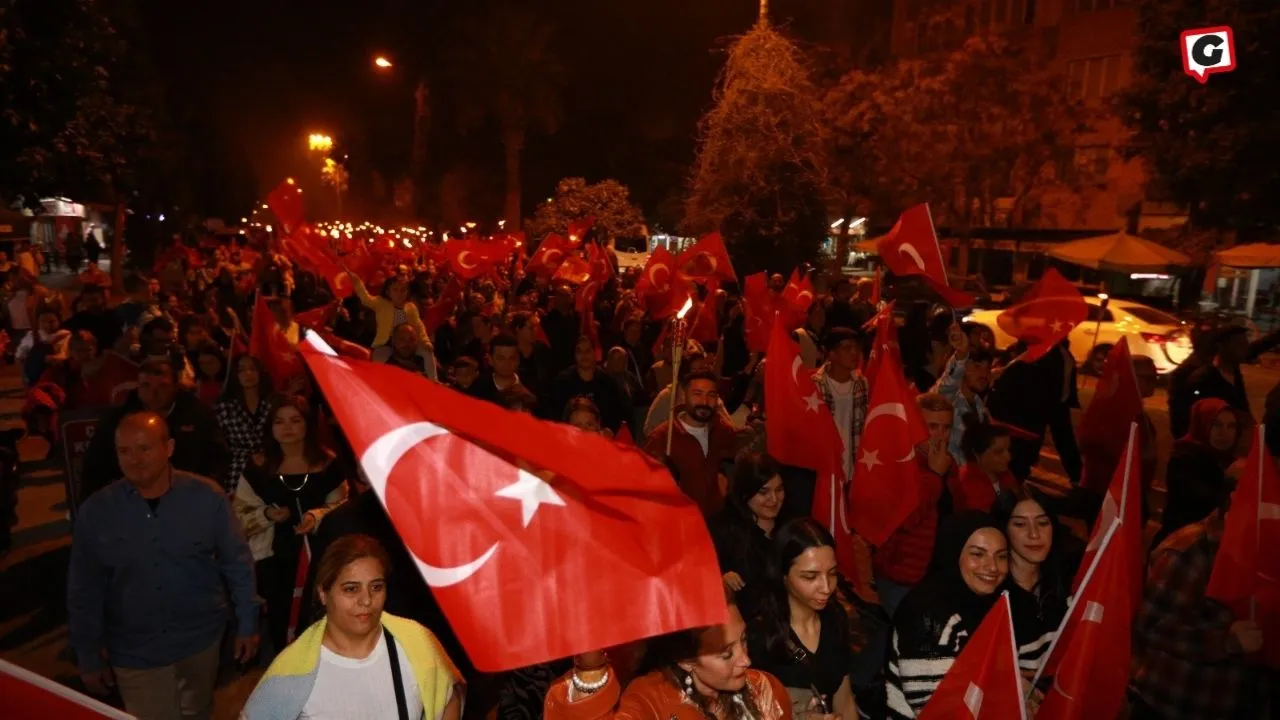 Efes Selçuk'ta Coşkulu Fener Alayı: Cumhuriyet Bayramı Kutlamaları