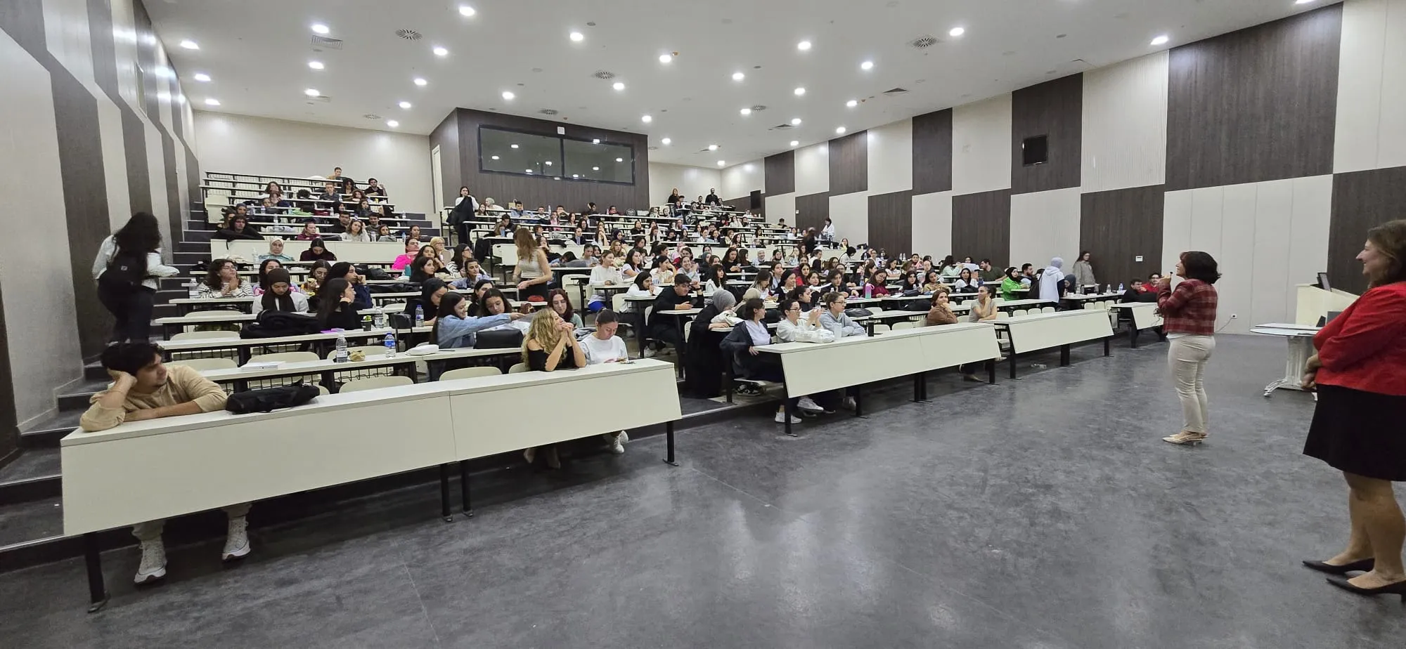 Ege Üniversitesi Hemşirelik Fakültesi Akran Mentörlüğü Çalışma Grubu tarafından düzenlenen "Akranlar Buluşuyor" etkinliğiyle öğrenciler bir araya geldi. 