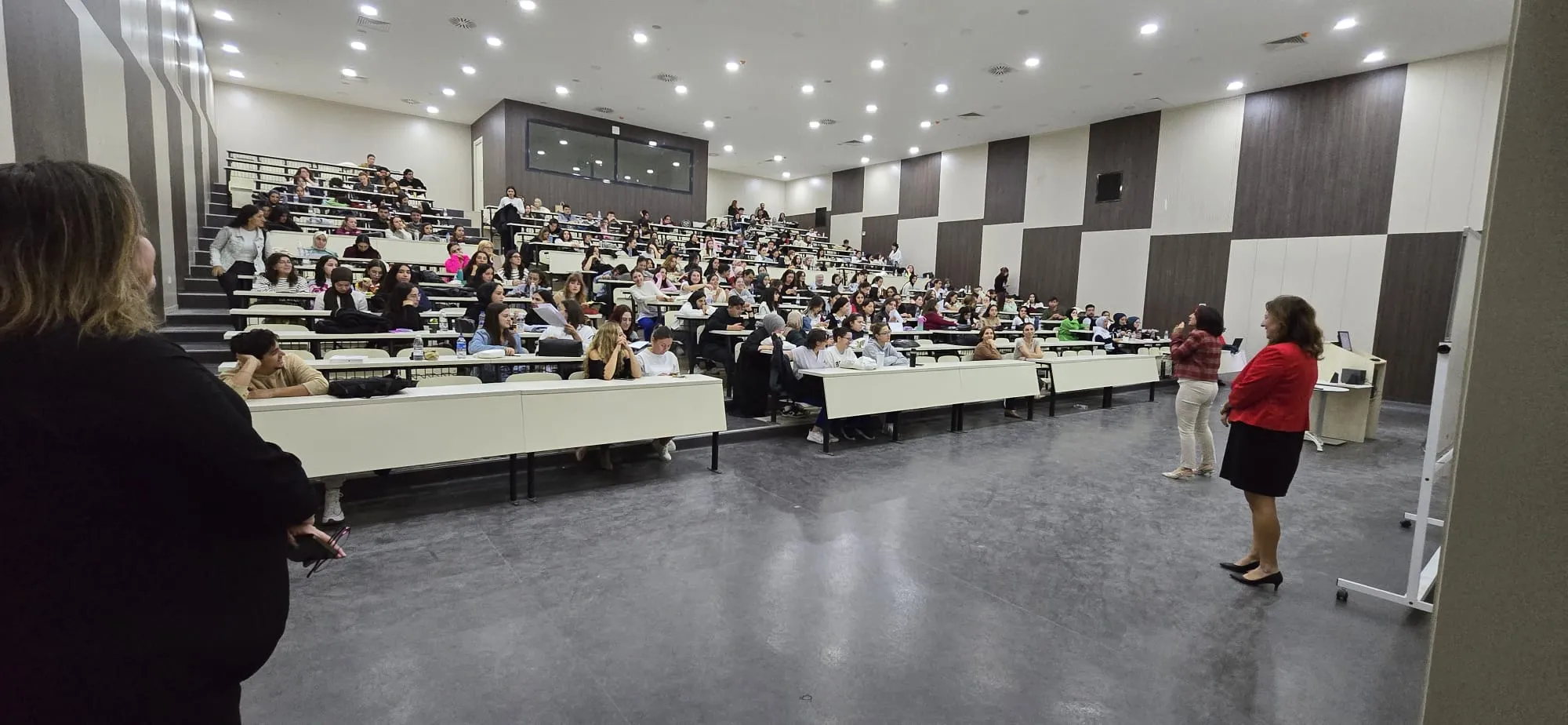 Ege Üniversitesi Hemşirelik Fakültesi Akran Mentörlüğü Çalışma Grubu tarafından düzenlenen "Akranlar Buluşuyor" etkinliğiyle öğrenciler bir araya geldi.