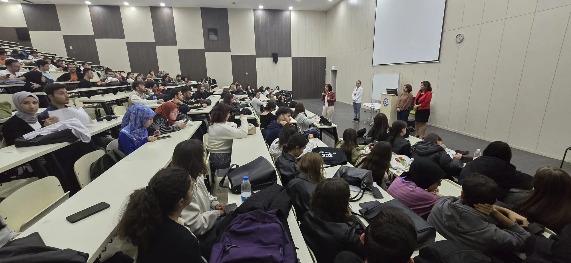 Ege Üniversitesi Hemşirelik Fakültesi Akran Mentörlüğü Çalışma Grubu tarafından düzenlenen "Akranlar Buluşuyor" etkinliğiyle öğrenciler bir araya geldi.