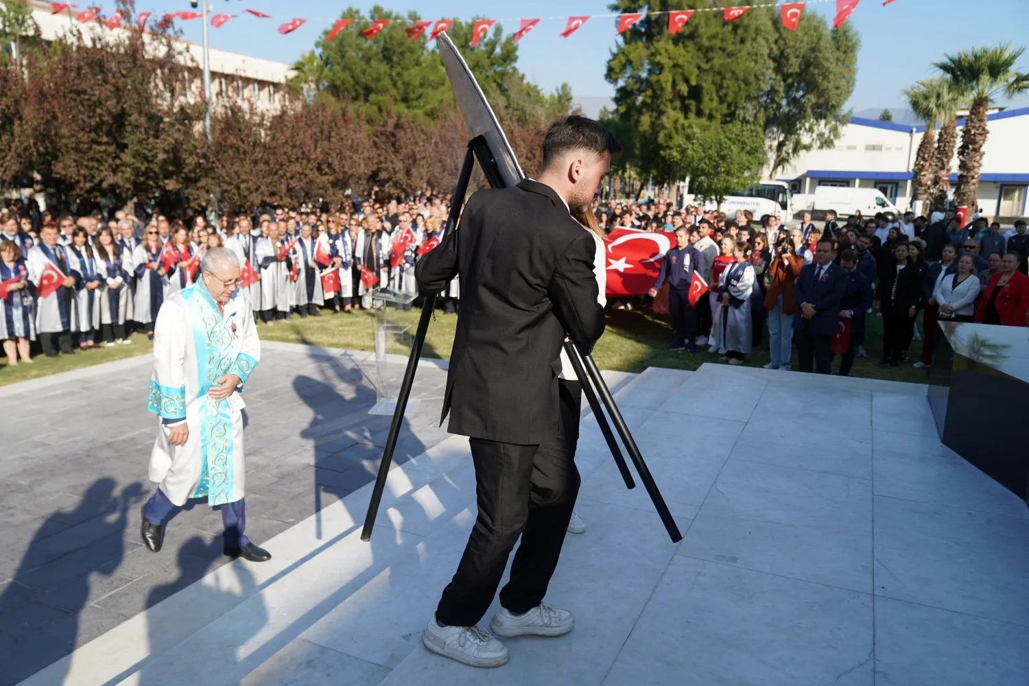 Ege Üniversitesi, Cumhuriyetin 101. yılı için tören düzenledi. Rektör Prof. Dr. Budak’ın katılımıyla gerçekleşen törende Cumhuriyetin değerleri vurgulandı, milletin 29 Ekim Cumhuriyet Bayramı kutlandı