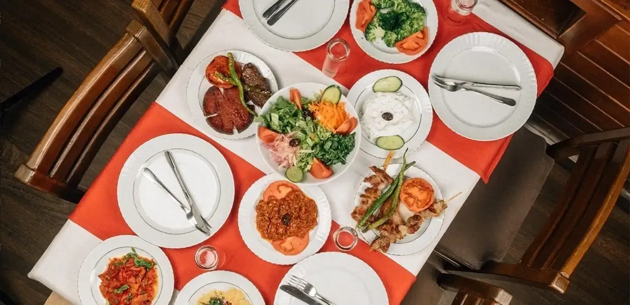 İzmir, zengin gastronomi kültürüyle ziyaretçilerine unutulmaz bir lezzet deneyimi sunuyor. Ege'nin eşsiz tatları ve deniz ürünleriyle dolu , her damak zevkine hitap eden restoranlar işte bu listede...