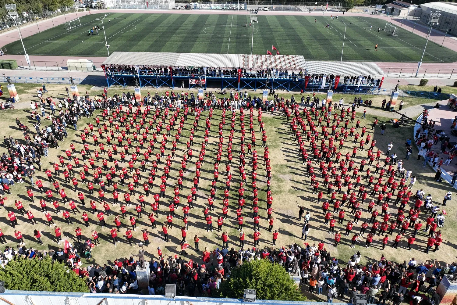 Gaziemir Belediyesi'nin düzenlediği Harmandalı gösterisiyle 29 Ekim Cumhuriyet Bayramı coşkusu doruk noktaya ulaştı.