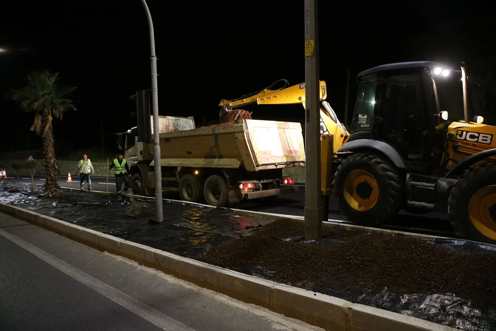 Güzelbahçe Belediyesi, Seferihisar yolu üzerindeki 7 kilometrelik orta refüj düzenleme çalışmaları kapsamında trafik yoğunluğunu azaltmak amacıyla gece mesaisine geçti.