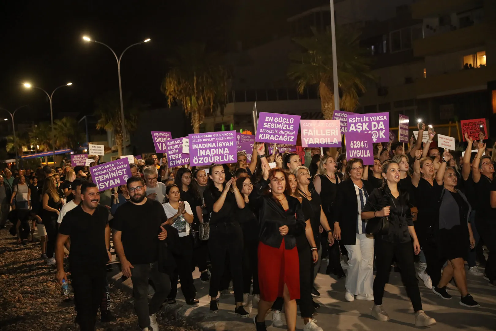 Güzelbahçe Belediyesi, artan kadın ve çocuk cinayetlerine karşı düzenlediği yürüyüş ve basın açıklamasıyla şiddete tepki gösterdi. 