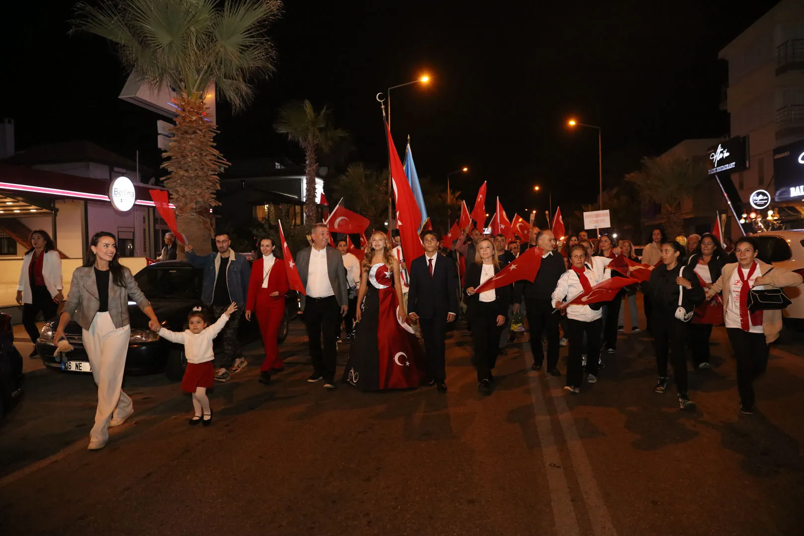 Güzelbahçe Maltepe Mahallesi'nde başlayan ve Atatürk Kültür Merkezi'nde sona eren meşaleli yürüyüşle başlayan kutlamalar, bando eşliğinde söylenen marşlar ve coşkulu sloganlarla devam etti.