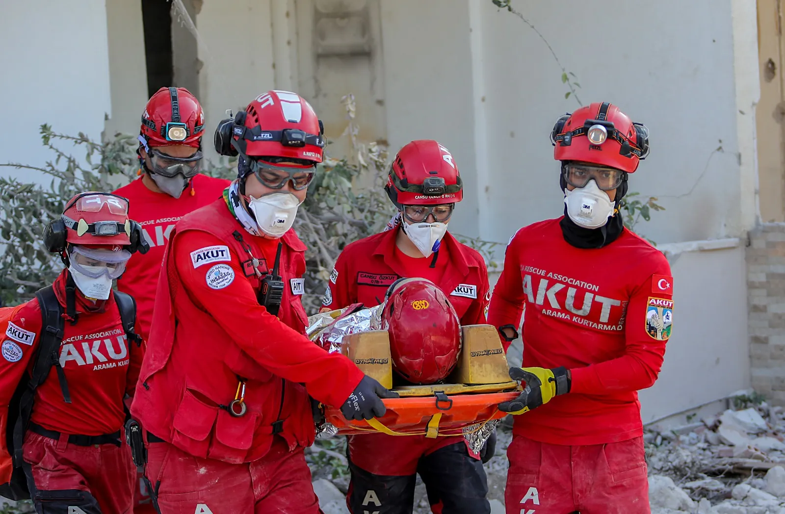 İzmir Bayraklı'da 30 Ekim 2020 depreminin 4. yıl dönümü etkinlikleri kapsamında sessiz yürüyüş, deprem tatbikatı ve anma töreni düzenlendi. 