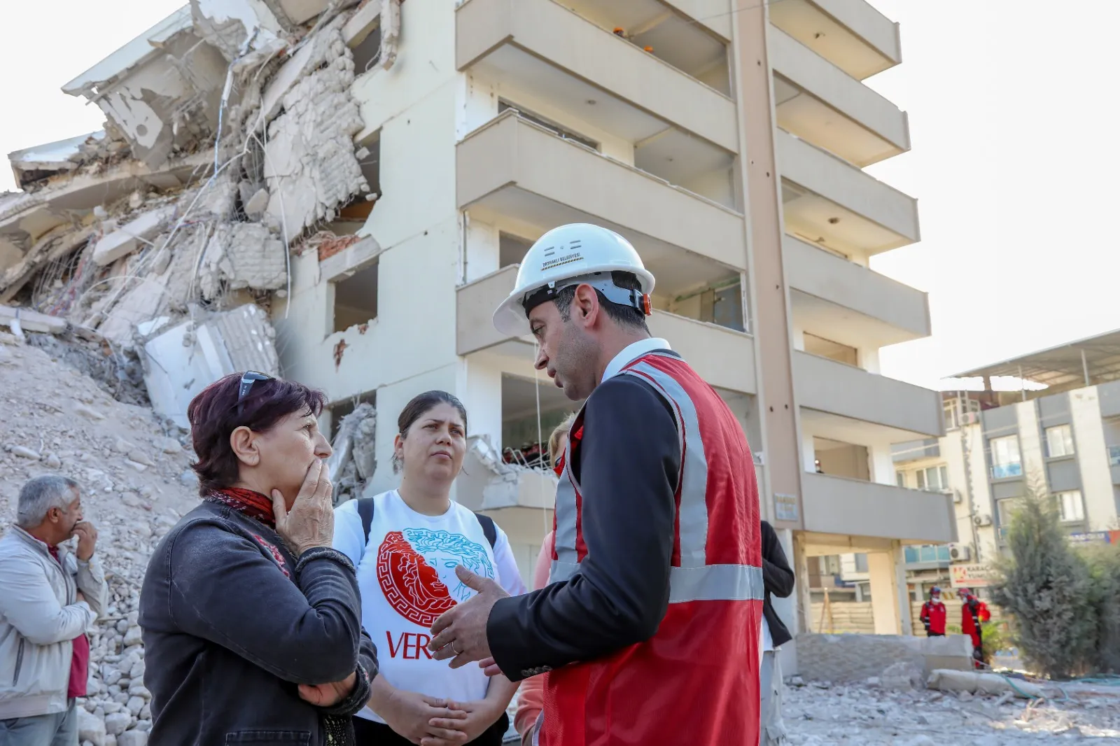 İzmir Bayraklı'da 30 Ekim 2020 depreminin 4. yıl dönümü etkinlikleri kapsamında sessiz yürüyüş, deprem tatbikatı ve anma töreni düzenlendi. 