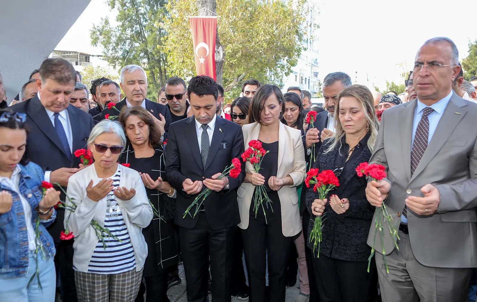 İzmir Bayraklı'da 30 Ekim 2020 depreminin 4. yıl dönümü etkinlikleri kapsamında sessiz yürüyüş, deprem tatbikatı ve anma töreni düzenlendi. 