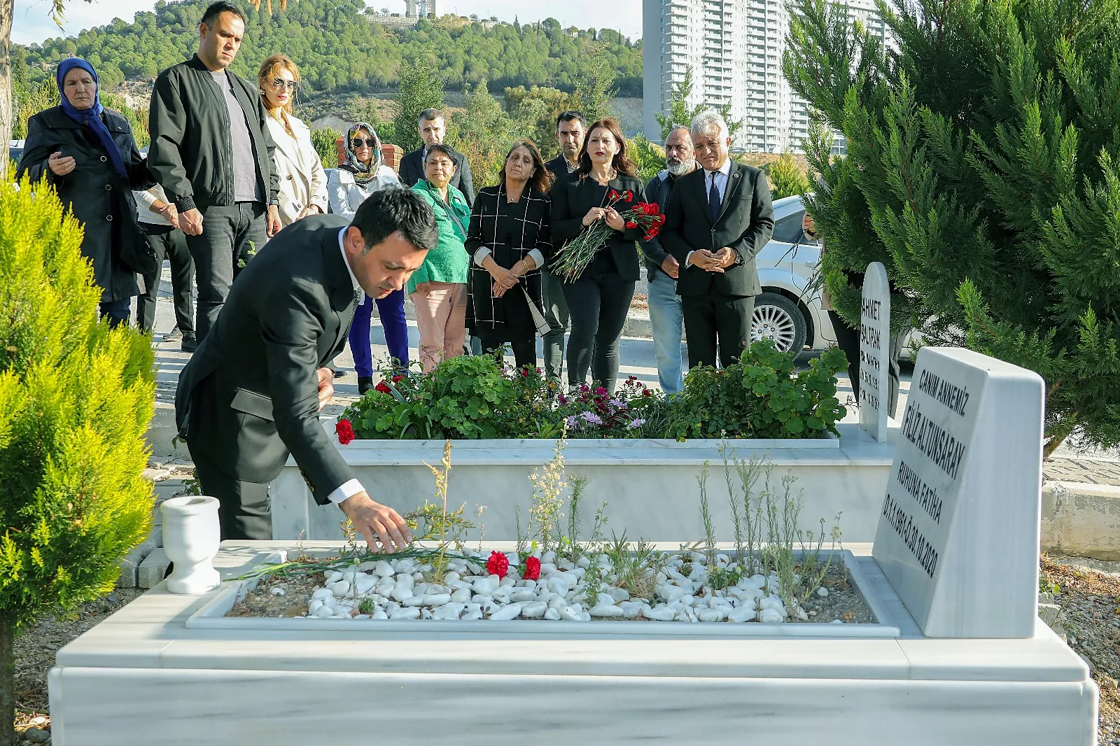 İzmir Bayraklı'da 30 Ekim 2020 depreminin 4. yıl dönümü etkinlikleri kapsamında sessiz yürüyüş, deprem tatbikatı ve anma töreni düzenlendi. 