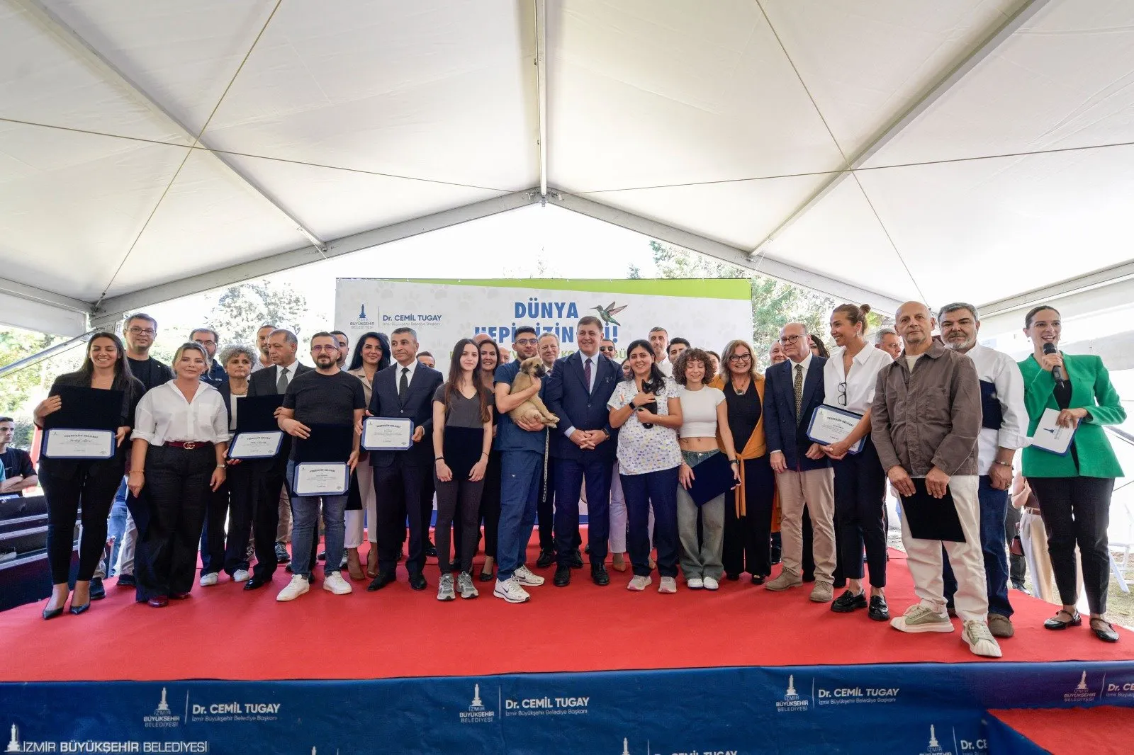 İzmir Büyükşehir Belediyesi, 4 Ekim Dünya Hayvanları Günü'nde Kültürpark'ta düzenlenen törenle hayvanseverleri bir araya getirdi.