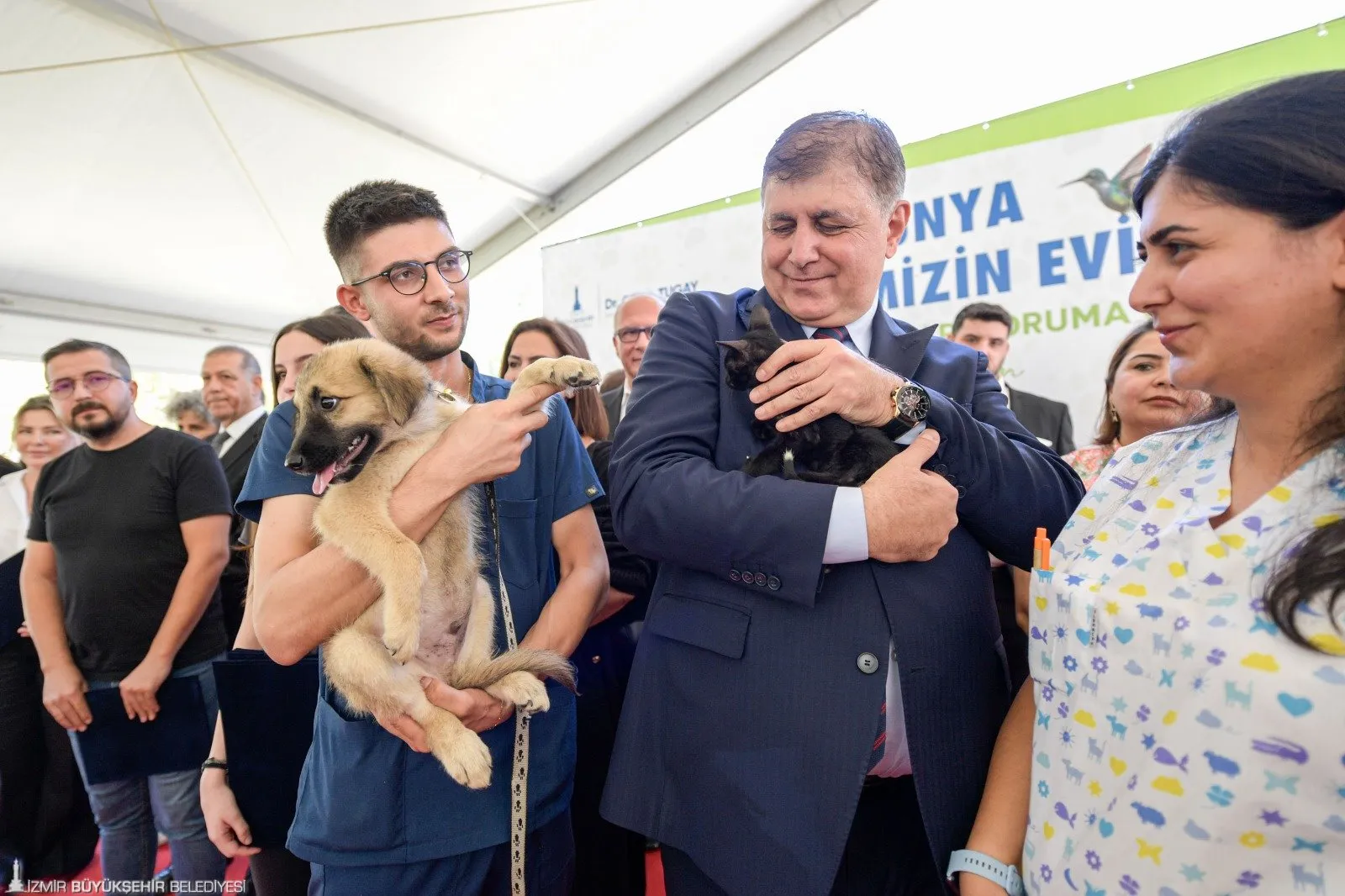 İzmir Büyükşehir Belediyesi, 4 Ekim Dünya Hayvanları Günü'nde Kültürpark'ta düzenlenen törenle hayvanseverleri bir araya getirdi.