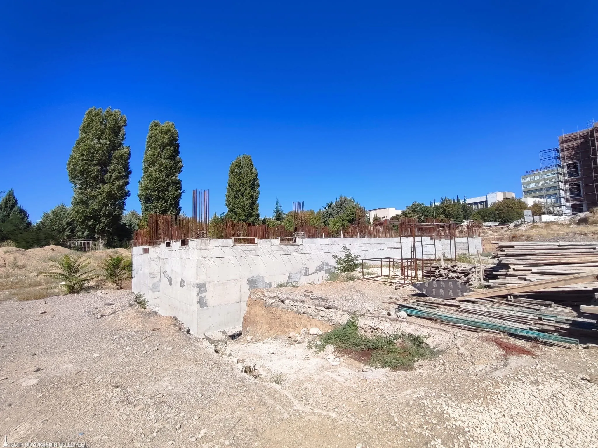 İzmir Büyükşehir Belediyesi, Elazığ Depremi sonrası ağır hasar gören Elazığ Atatürk Anadolu Lisesi’nin inşaatını yeniden başlattı.