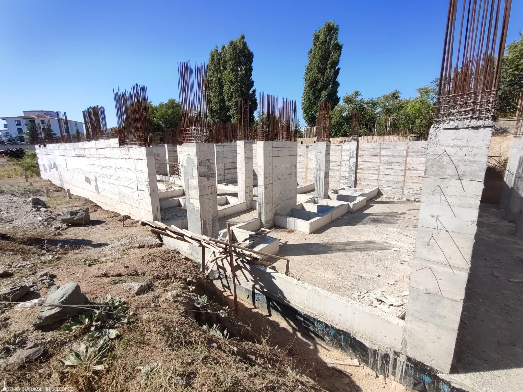 İzmir Büyükşehir Belediyesi, Elazığ Depremi sonrası ağır hasar gören Elazığ Atatürk Anadolu Lisesi’nin inşaatını yeniden başlattı.