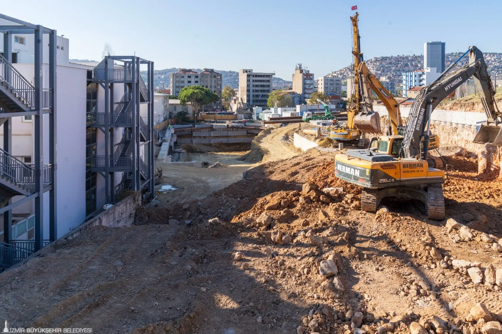 İzmir Büyükşehir Belediyesi, depreme dayanıklı ve modern bir sağlık hizmeti sunacak Eşrefpaşa Hastanesi ek hizmet binası için 549 milyon liralık yatırım yaptı.