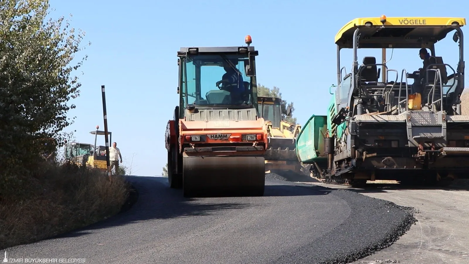 İzmir Büyükşehir Belediyesi, Bozdağ Kayak Merkezi’ne giden 4,5 kilometrelik yolu asfaltlayarak kış turizmine ve bölgedeki çiftçilerin ulaşımına katkı sağladı.