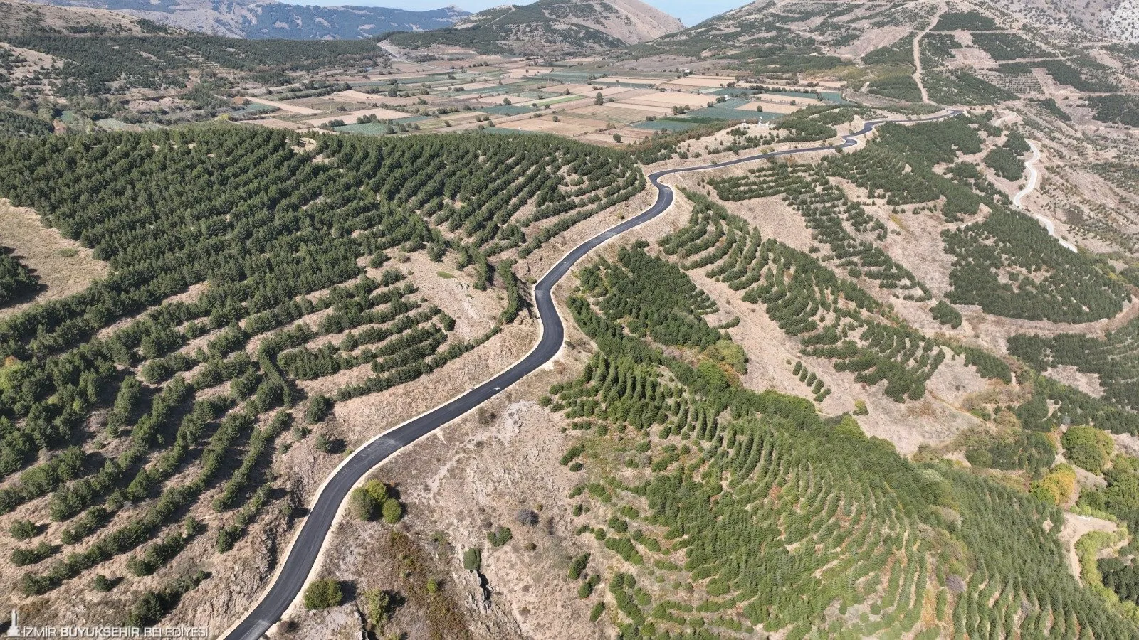 İzmir Büyükşehir Belediyesi, Bozdağ Kayak Merkezi’ne giden 4,5 kilometrelik yolu asfaltlayarak kış turizmine ve bölgedeki çiftçilerin ulaşımına katkı sağladı.