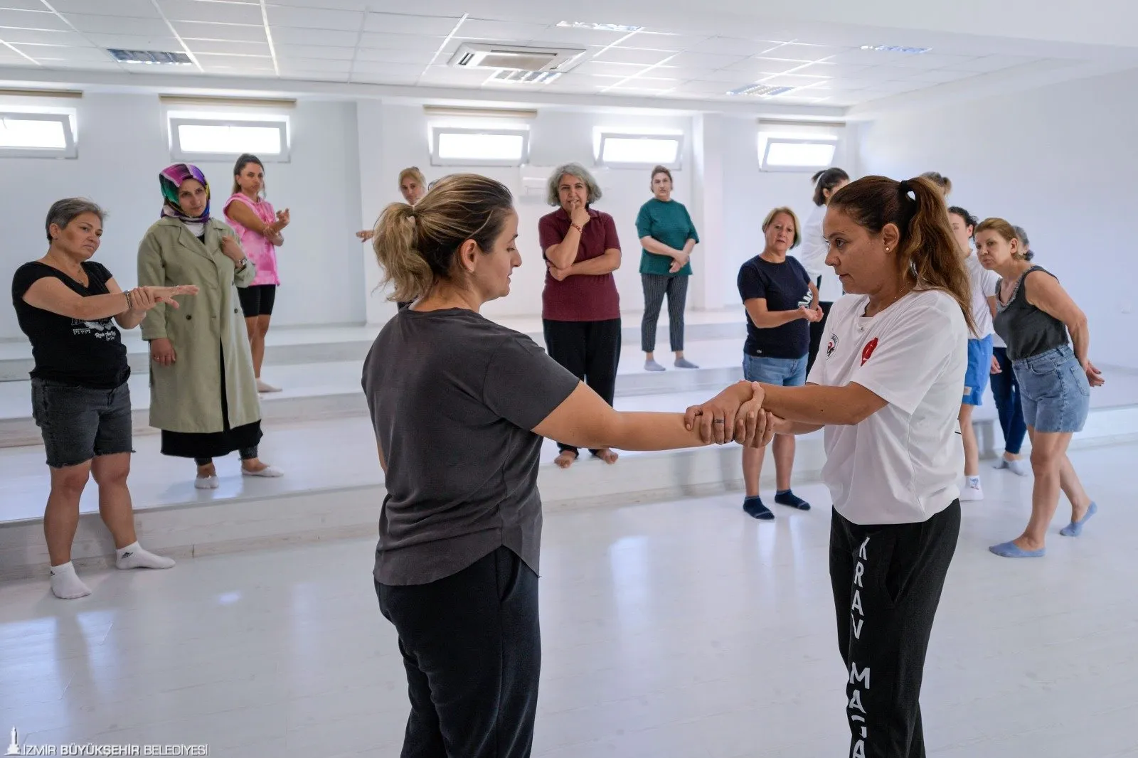 Kadınların güvenli bir yaşam sürme hakkını savunan İzmir Büyükşehir Belediyesi, ücretsiz Krav Maga atölyesiyle kadınlara güç veriyor.