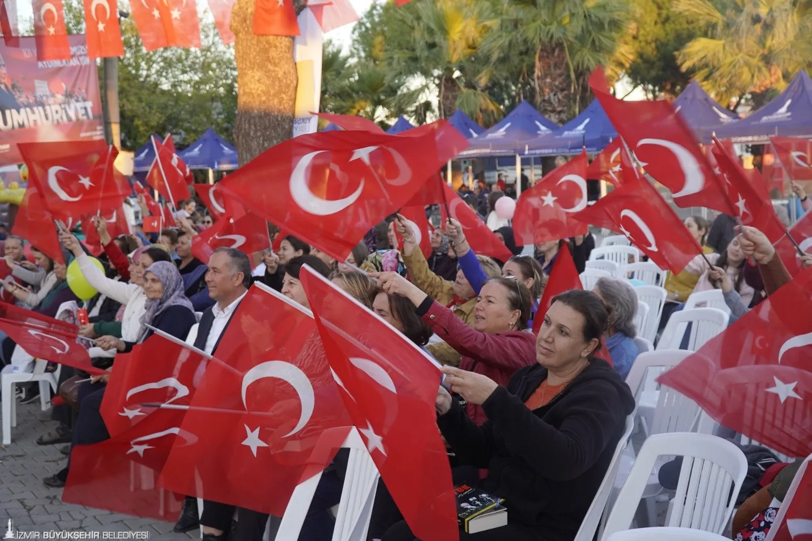 İzmir Büyükşehir Belediyesi'nin "Cumhuriyet Her Yerde" sloganıyla düzenlediği 29 Ekim Cumhuriyet Bayramı etkinlikleri, Bergama Yenikent Mahallesi'nde yoğun katılımla gerçekleşti.