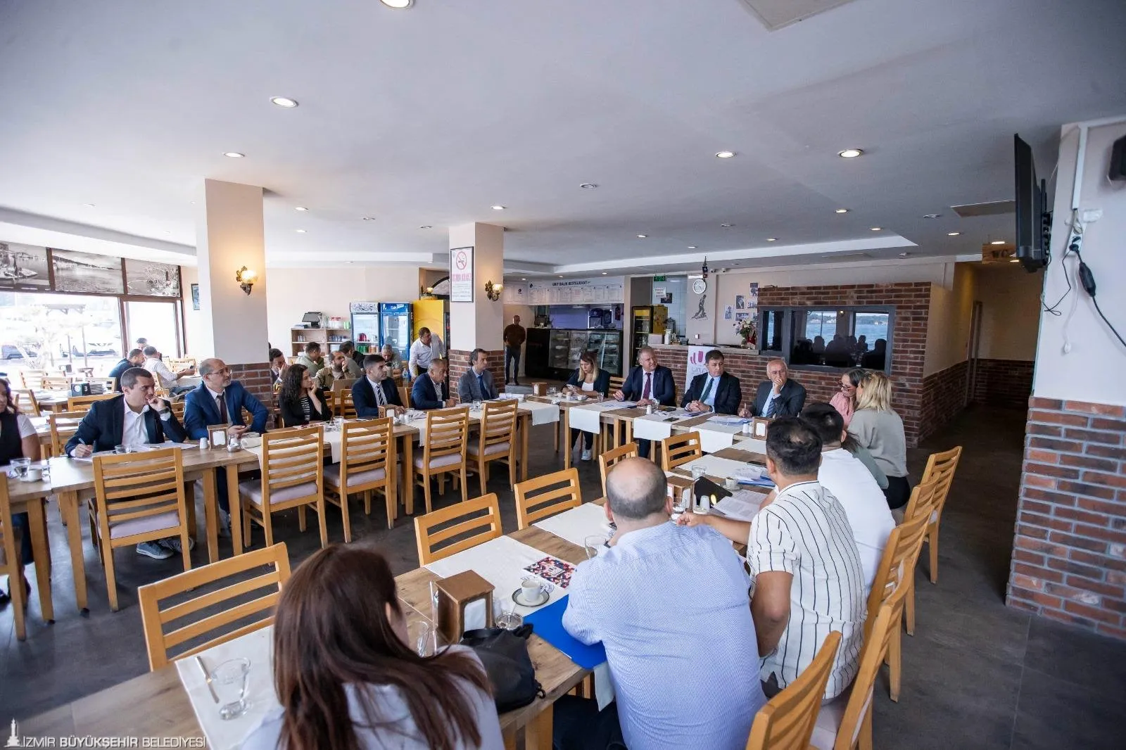 İzmir Büyükşehir Belediye Başkanı Dr. Cemil Tugay, Urla’da düzenlenen kırsal kalkınma toplantısında, ilçenin tarım ve gastronomi alanındaki potansiyelini öne çıkaracak projeleri ele aldı. 