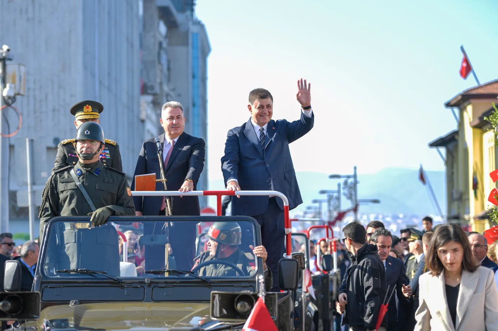 Türkiye Cumhuriyeti'nin 101. yılı İzmir'de büyük bir şölenle kutlandı. İzmir Valiliği'nde başlayan etkinlikler, Cumhuriyet Meydanı'nda halkın katılımıyla devam etti. 