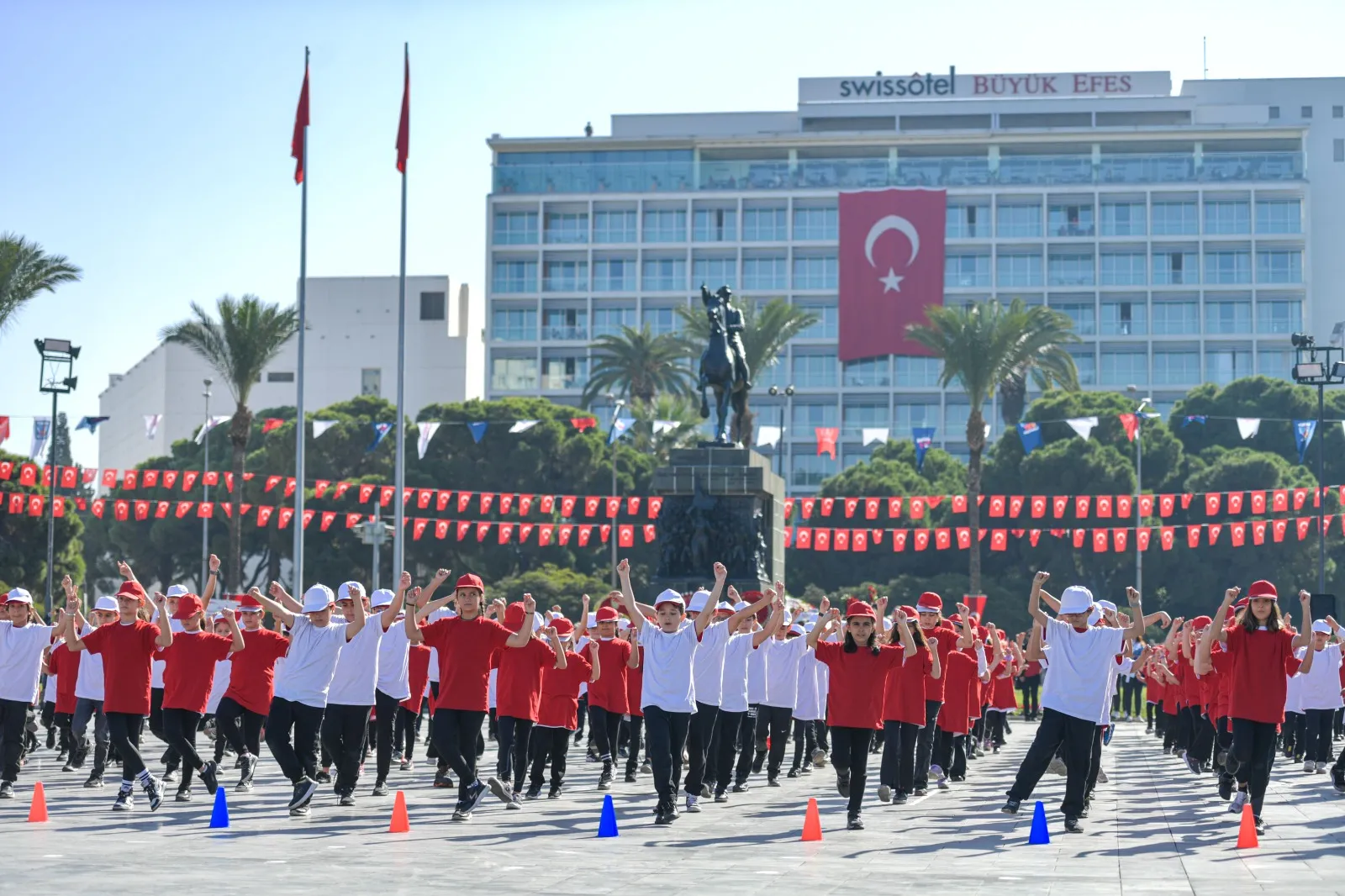 Türkiye Cumhuriyeti'nin 101. yılı İzmir'de büyük bir şölenle kutlandı. İzmir Valiliği'nde başlayan etkinlikler, Cumhuriyet Meydanı'nda halkın katılımıyla devam etti. 