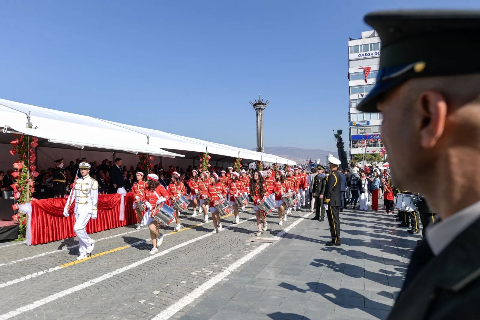 Türkiye Cumhuriyeti'nin 101. yılı İzmir'de büyük bir şölenle kutlandı. İzmir Valiliği'nde başlayan etkinlikler, Cumhuriyet Meydanı'nda halkın katılımıyla devam etti. 