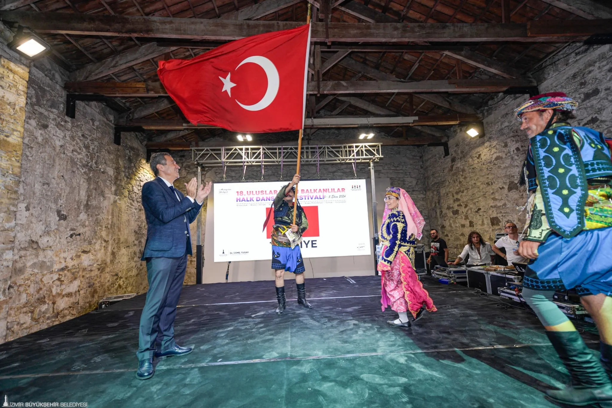 İzmir'de 18. kez düzenlenen Uluslararası Balkanlılar Halk Dansları Festivali, Balkan ülkelerinin katılımıyla coşkuyla tamamlandı.