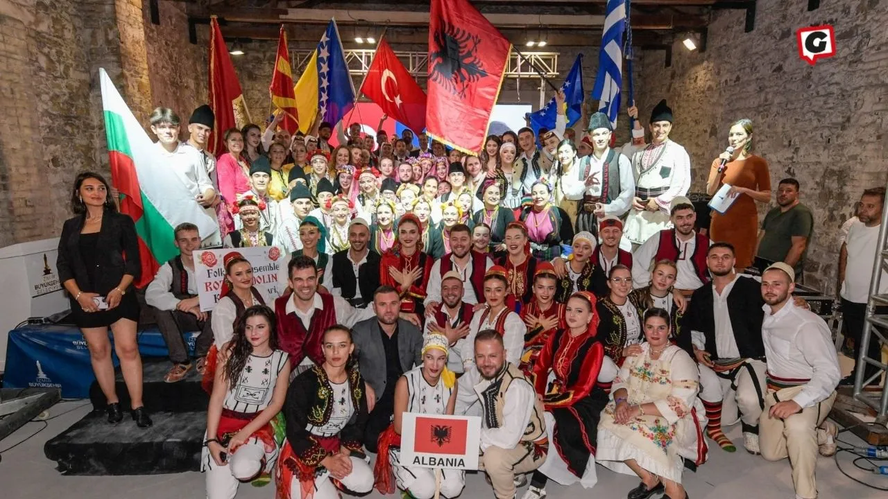 İzmir'de 18. Uluslararası Balkanlılar Halk Dansları Festivali Coşkuyla Tamamlandı