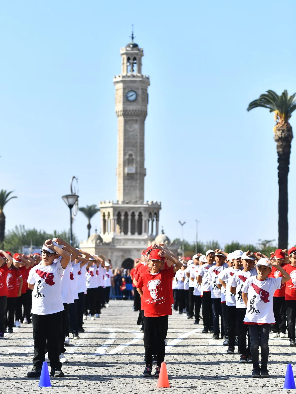 İzmir Büyükşehir Belediye Başkanı Dr. Cemil Tugay, Cumhuriyet Bayramı’nın 101. yıl dönümü kutlamaları kapsamında Cumhuriyet Meydanı’ndaki çelenk sunma törenine katıldı.