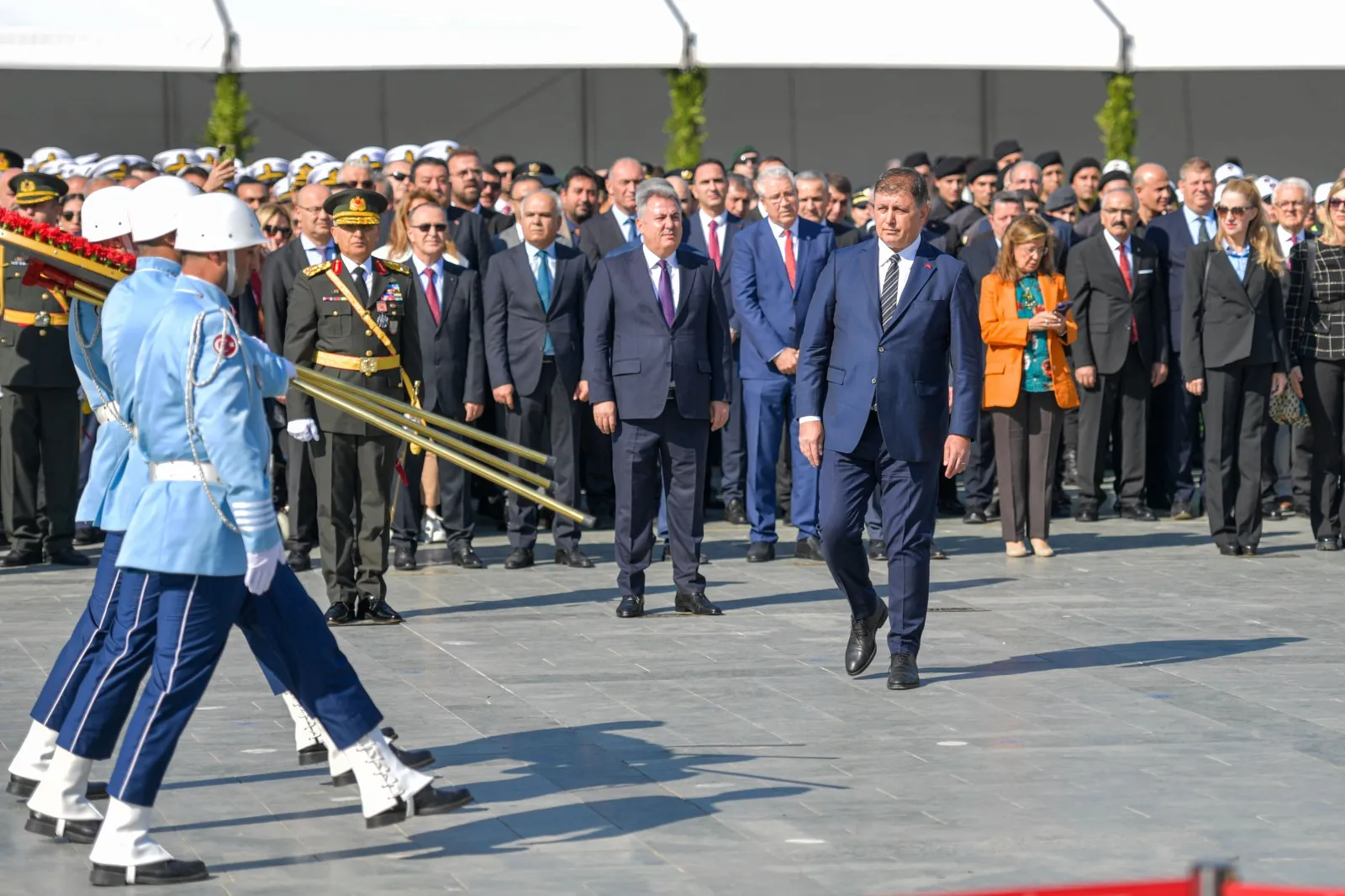 İzmir Büyükşehir Belediye Başkanı Dr. Cemil Tugay, Cumhuriyet Bayramı’nın 101. yıl dönümü kutlamaları kapsamında Cumhuriyet Meydanı’ndaki çelenk sunma törenine katıldı.