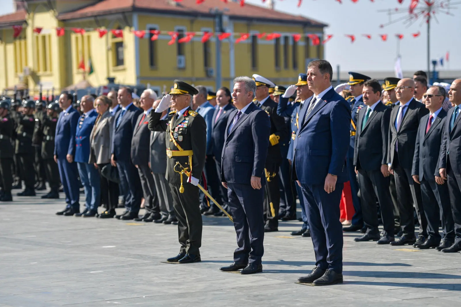 İzmir Büyükşehir Belediye Başkanı Dr. Cemil Tugay, Cumhuriyet Bayramı’nın 101. yıl dönümü kutlamaları kapsamında Cumhuriyet Meydanı’ndaki çelenk sunma törenine katıldı.