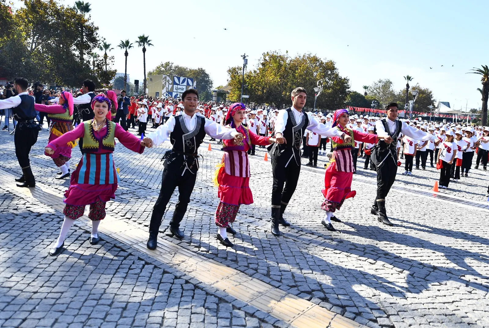 İzmir Büyükşehir Belediye Başkanı Dr. Cemil Tugay, Cumhuriyet Bayramı’nın 101. yıl dönümü kutlamaları kapsamında Cumhuriyet Meydanı’ndaki çelenk sunma törenine katıldı.