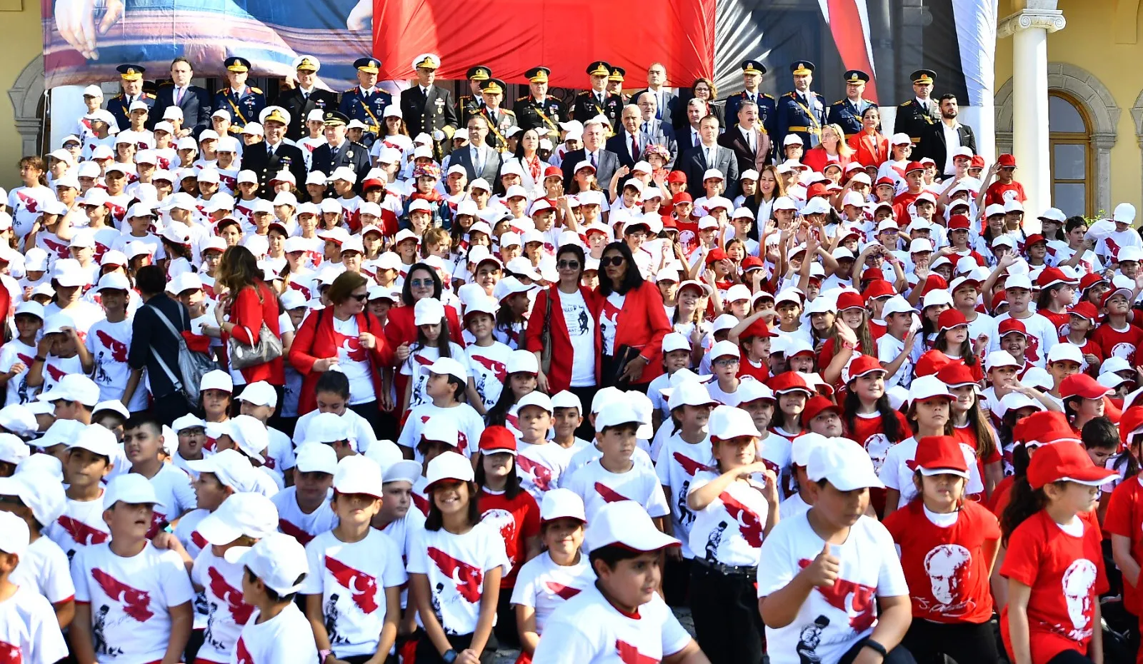 İzmir Büyükşehir Belediye Başkanı Dr. Cemil Tugay, Cumhuriyet Bayramı’nın 101. yıl dönümü kutlamaları kapsamında Cumhuriyet Meydanı’ndaki çelenk sunma törenine katıldı.