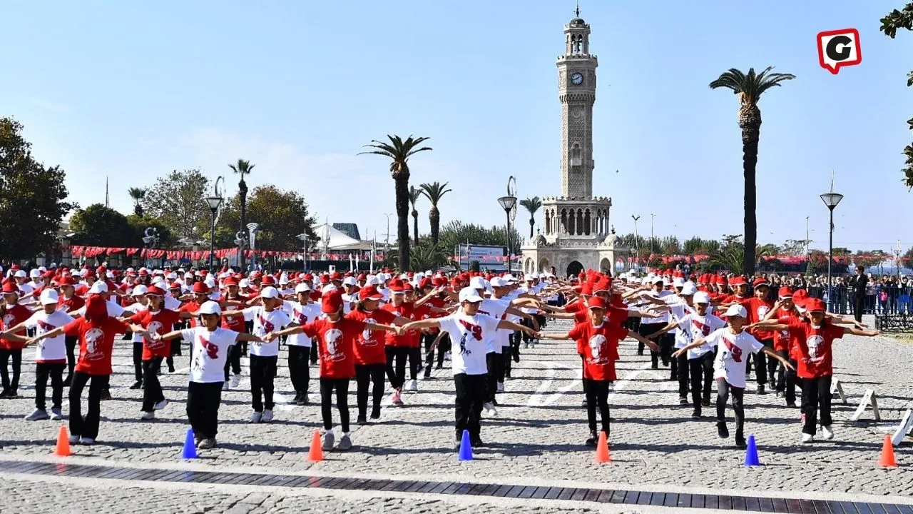 İzmir’de 29 Ekim Coşkusu: Cumhuriyet Meydanı’nda Çelenk Töreni Düzenlendi