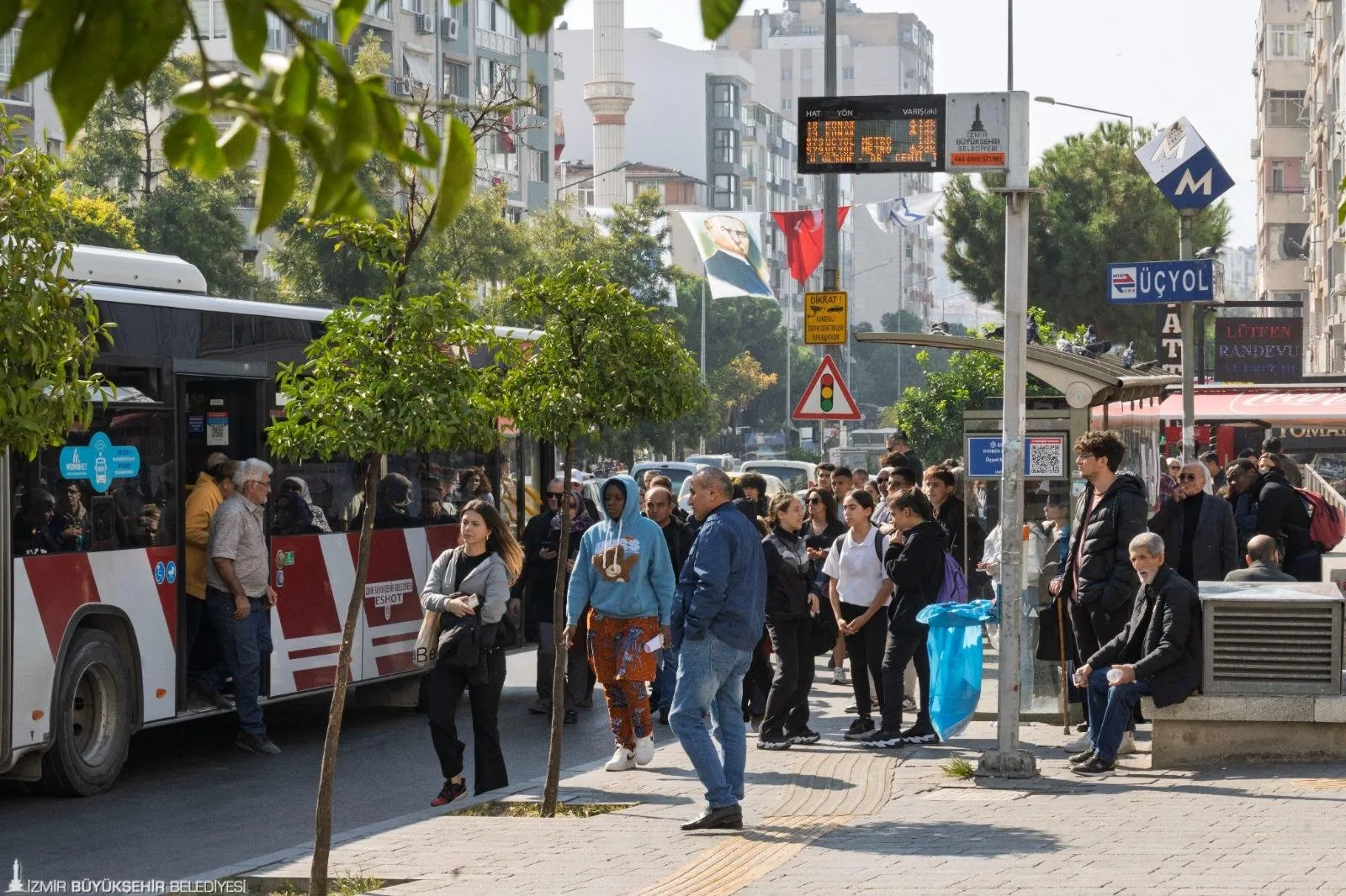 İzmir Büyükşehir Belediyesi iştiraki İZTEKNOLOJİ, otobüslerin durağa geliş süresini gösteren akıllı durak sistemini hayata geçirdi. 