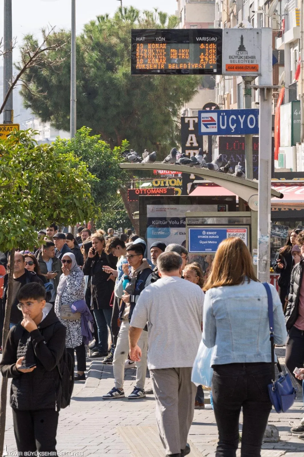 İzmir Büyükşehir Belediyesi iştiraki İZTEKNOLOJİ, otobüslerin durağa geliş süresini gösteren akıllı durak sistemini hayata geçirdi. 