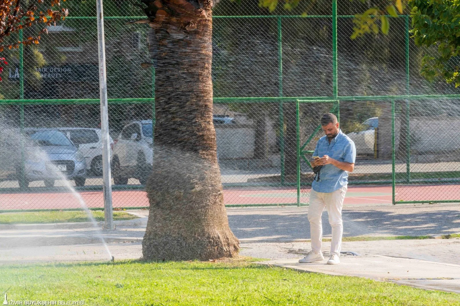 İzmir Büyükşehir Belediyesi, kentin parklarında akıllı sulama sistemine geçerek su tüketimini yüzde 30 azaltmayı hedefliyor.