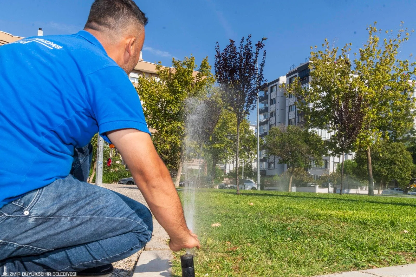 İzmir Büyükşehir Belediyesi, kentin parklarında akıllı sulama sistemine geçerek su tüketimini yüzde 30 azaltmayı hedefliyor.