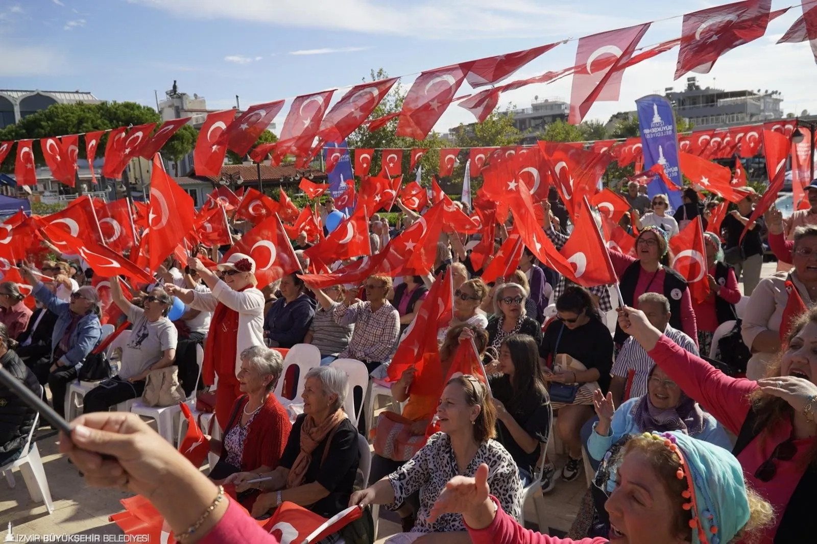 İzmir Büyükşehir Belediyesi'nin düzenlediği 15 günlük kapsamlı Cumhuriyet Bayramı kutlamaları, kırsal mahalleleri de kapsayarak İzmir genelinde büyük bir coşku yarattı. 