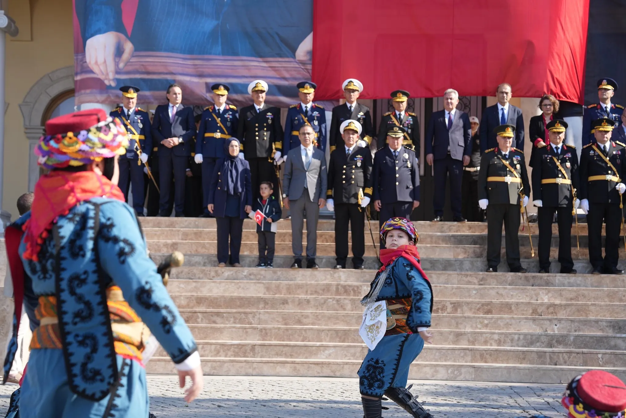 İzmir Valiliği ve İl Milli Eğitim Müdürlüğü’nün düzenlediği Cumhuriyet Bayramı etkinlikleri, 28 Ekim’de Cumhuriyet Meydanı’nda çelenk sunumuyla başladı.