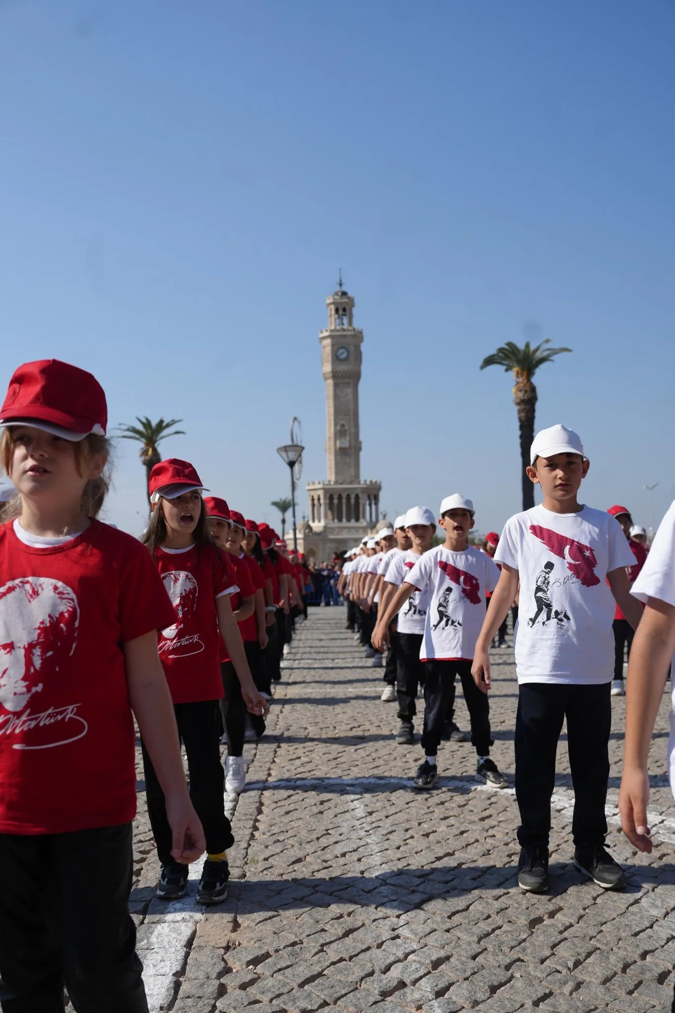 İzmir Valiliği ve İl Milli Eğitim Müdürlüğü’nün düzenlediği Cumhuriyet Bayramı etkinlikleri, 28 Ekim’de Cumhuriyet Meydanı’nda çelenk sunumuyla başladı.