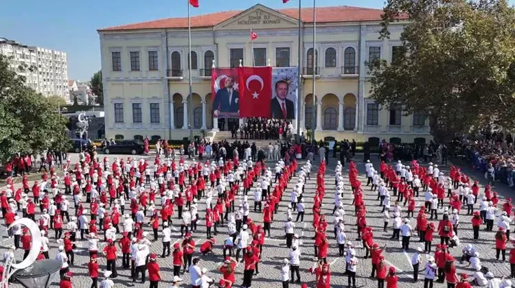 İzmir Valiliği ve İl Milli Eğitim Müdürlüğü’nün düzenlediği Cumhuriyet Bayramı etkinlikleri, 28 Ekim’de Cumhuriyet Meydanı’nda çelenk sunumuyla başladı.